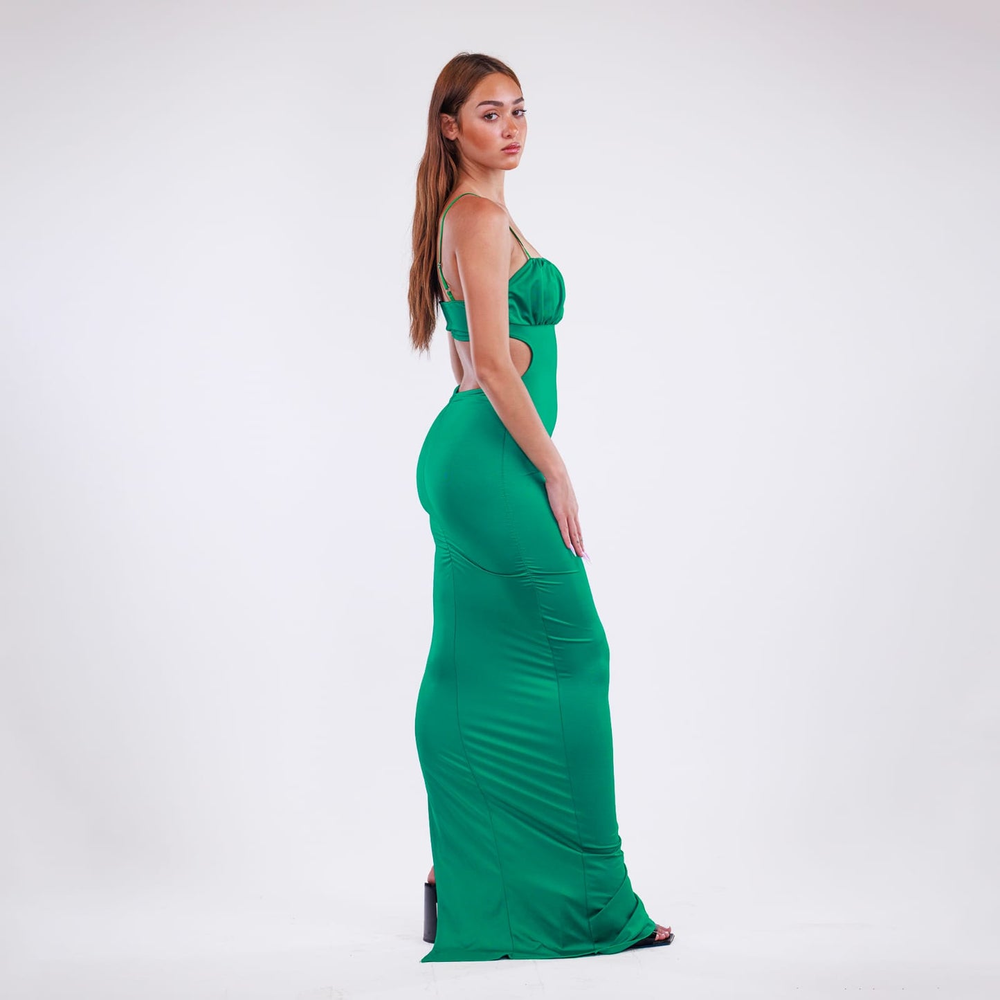 Μακρύ Φόρεμα με Λεπτές Τιράντες σε Πράσινο – Φυσική Κομψότητα