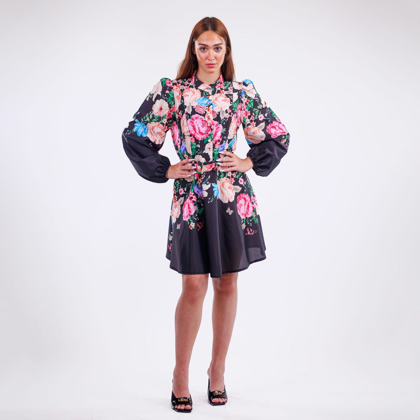 Ανάλαφρο Λουλουδάτο Μίνι Φόρεμα – Ιδανικό για Καλοκαιρινές Εμφανίσεις