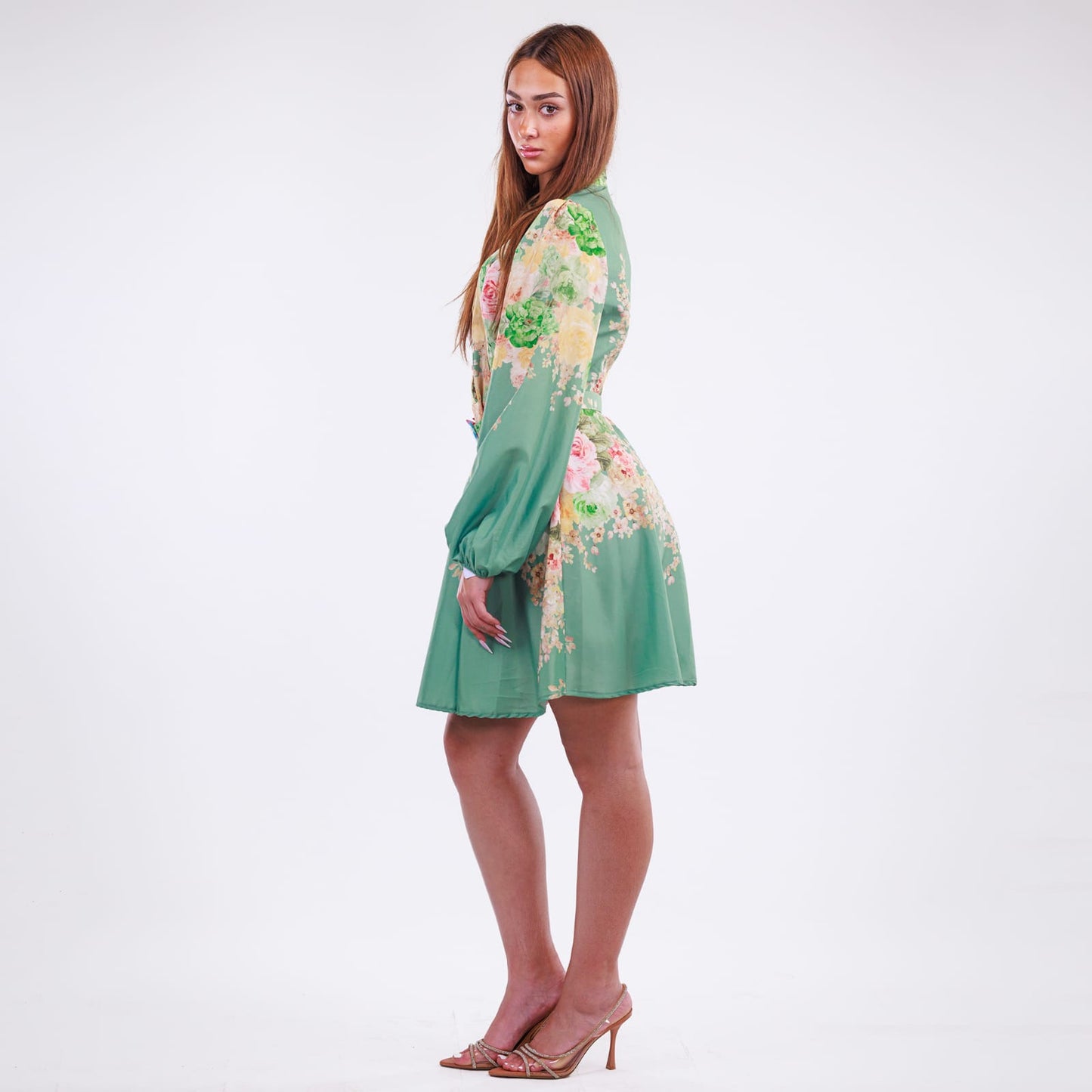 Ανάλαφρο Λουλουδάτο Μίνι Φόρεμα – Ιδανικό για Καλοκαιρινές Εμφανίσεις
